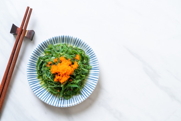 salade d&#39;algues avec oeufs de crevettes - style japonais