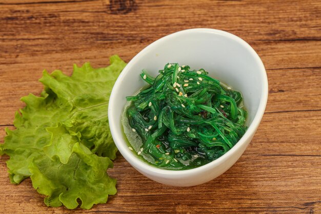 Salade d'algues vertes Chuka isolé sur fond blanc Vue de dessus Salat de varech de mer Wakame