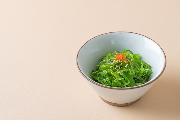 Salade d'algues Wakame épicée - style cuisine japonaise