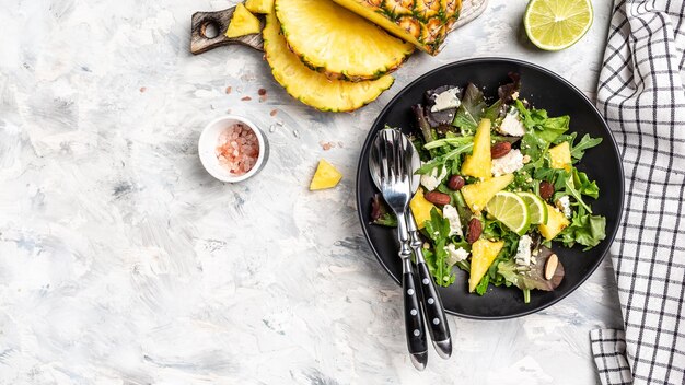 Photo salade d'ananas aux verts fromage bleu et aux amandes aliments sains sélection d'alimentation propre fond de recette alimentaire gros plan