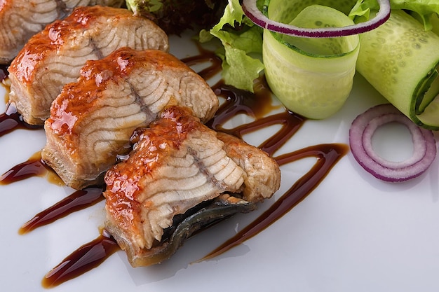 Salade d'anguille sur une assiette blanche