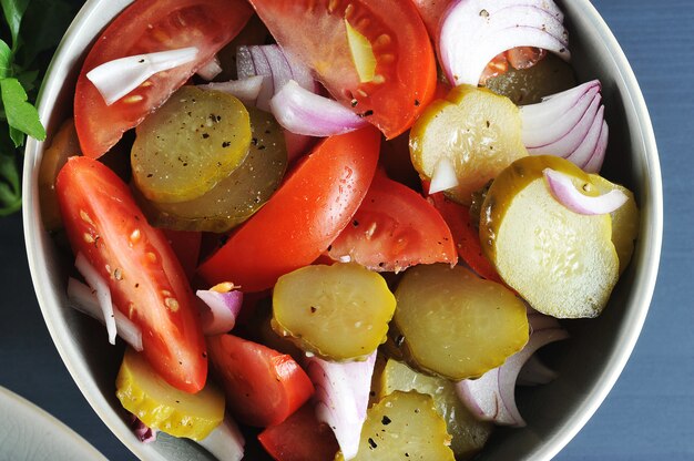 Salade apéritif avec tomates, cornichons et oignons