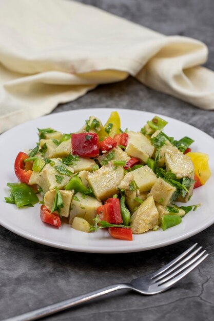 Salade d'artichaut avec de l'huile d'olive sur fond sombre Délicieuse nourriture turque traditionnelle zeytinyagli enginar Vue verticale de près