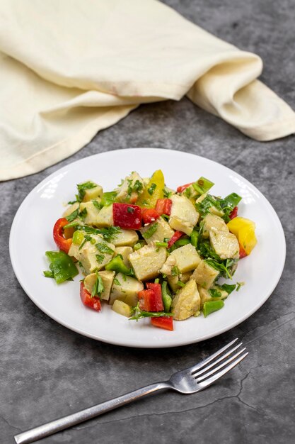 Salade d'artichaut avec de l'huile d'olive sur fond sombre Délicieuse nourriture turque traditionnelle zeytinyagli enginar Vue verticale de près