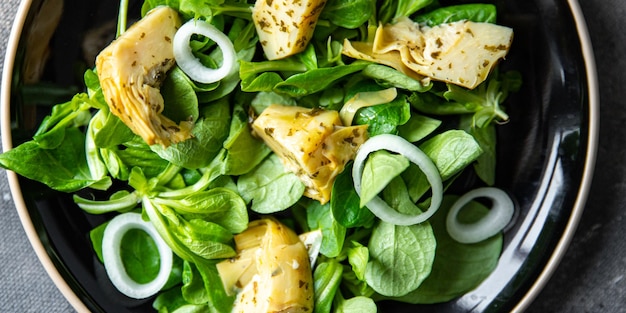 salade d'artichauts feuilles de laitue mélanger des aliments sains et frais collation alimentation sur la table copie espace alimentaire