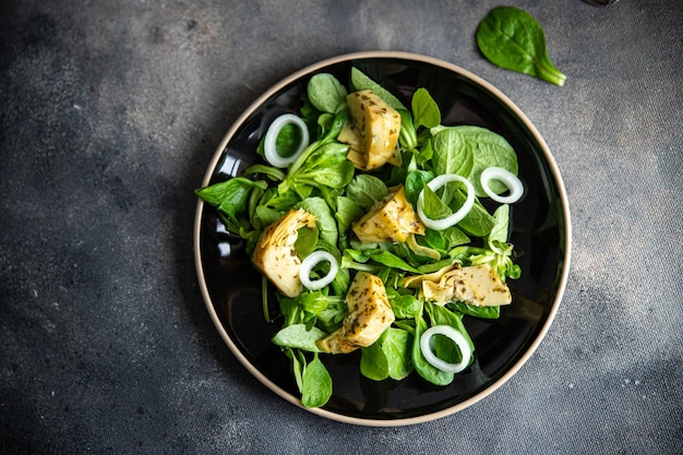 Salade d'artichauts Feuilles de laitue vertes Mélanger des repas frais et sains Aliments snack Régime alimentaire sur la table Copier l'espace