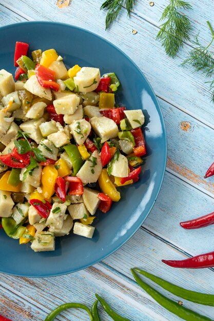 Salade d'artichauts sur fond de bois bleu Alimentation saine