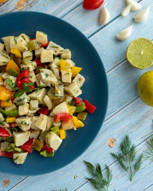 Salade d'artichauts sur fond de bois bleu Alimentation saine