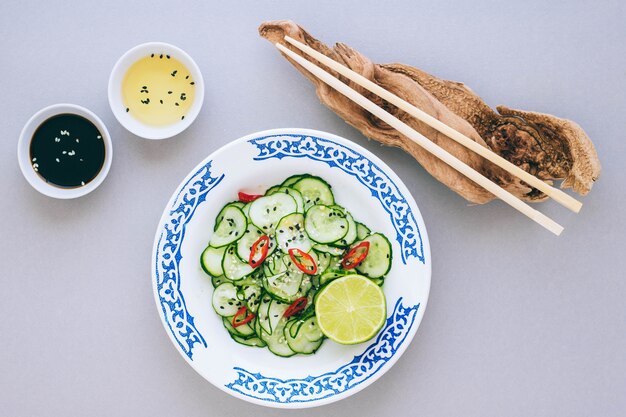 Salade asiatique et concombre aux graines de sésame