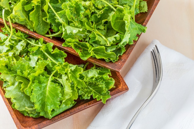 Salade avec un aspect rustique et sain.