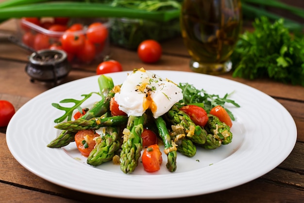 Salade d&#39;asperges, de tomates et d&#39;oeufs pochés