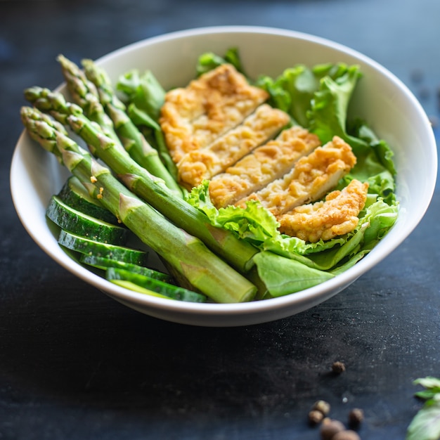 Salade d'asperges vertes bol de viande de poulet feuilles de salade vertes mangeant un régime biologique sur la table