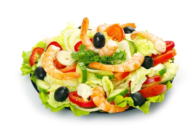 Salade en assiette sur blanc