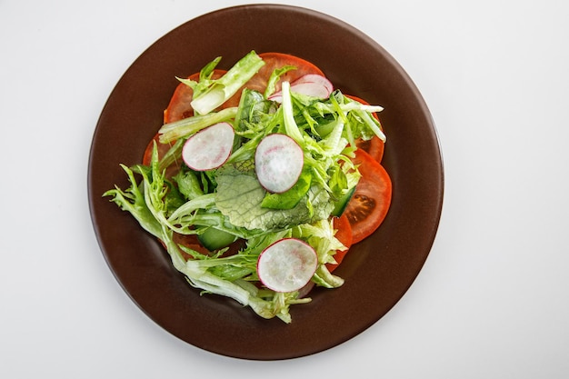 Salade sur une assiette isolée sur blanc