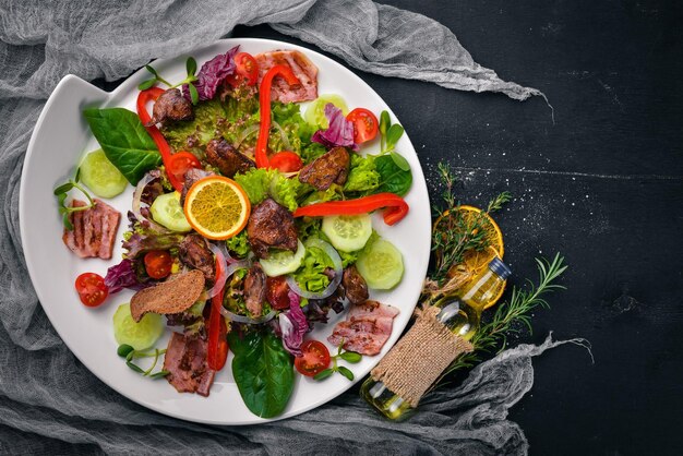 Salade au bacon et foie de poulet Sur une surface en bois Vue de dessus Espace libre pour votre texte