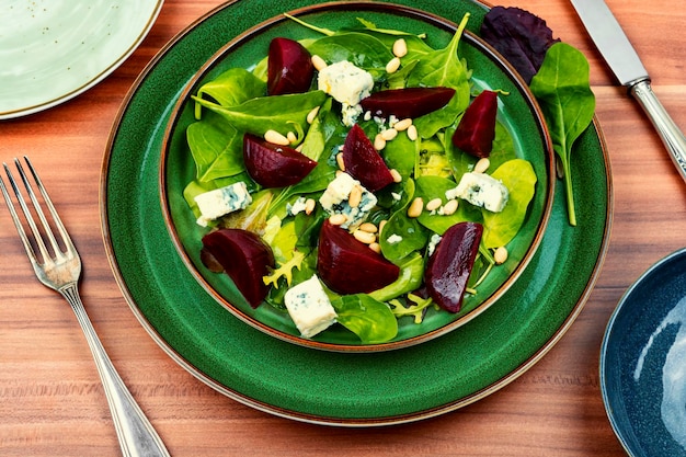 Salade au bleu de betterave et pignons de pin