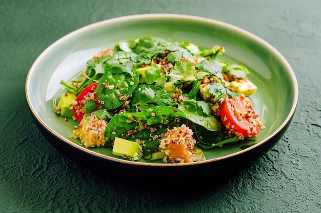 Salade au couscous saumon avocat et tomates