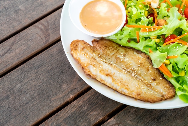 salade au filet de poisson frit