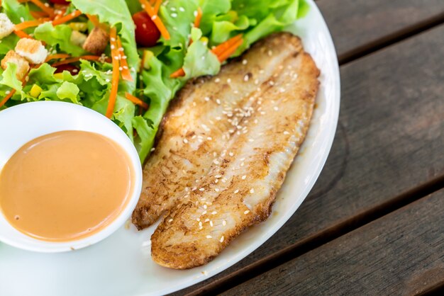 salade au filet de poisson frit