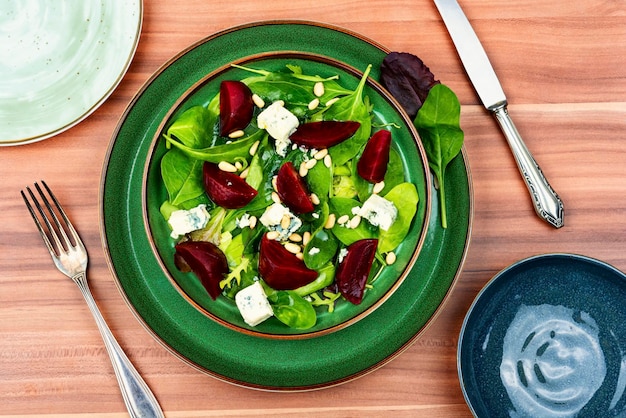 Salade au fromage de betterave et vue sur les pignons de pin