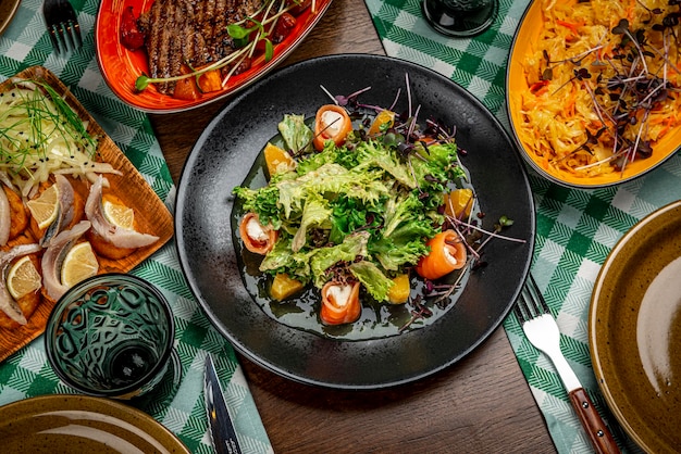 Salade au fromage à la crème de saumon fumé et sauce à l'orange