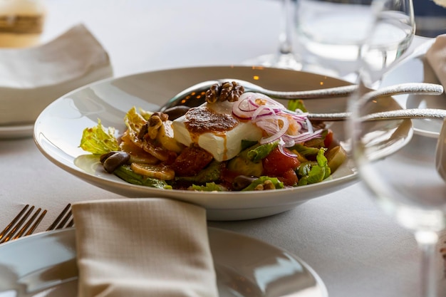 Salade au fromage avec des légumes frais sur une assiette