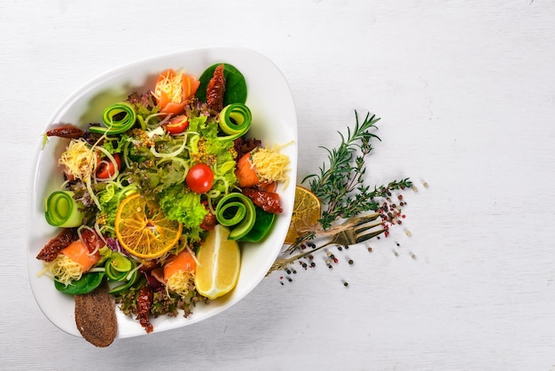 Salade au fromage de saumon salé et feuilles de salade Sur une surface en bois Vue de dessus Espace libre pour votre texte