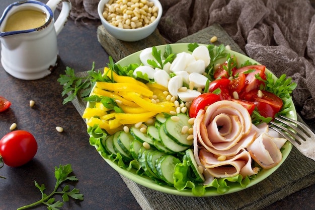 Salade au jambon et légumes frais