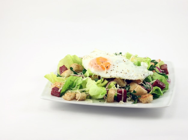 Salade au jambon et oeuf au plat