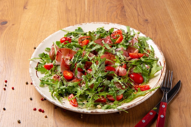 Salade au jambon de parme sur table en bois