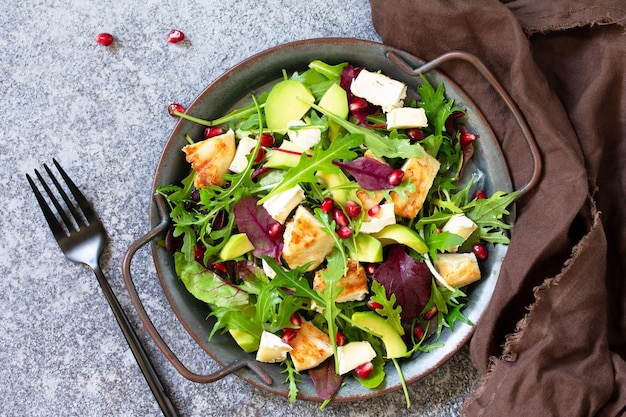 Salade au poulet grillé avocat brie fromage roquette et grenade avec vinaigrette