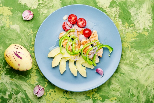 Salade au poulet et légumes