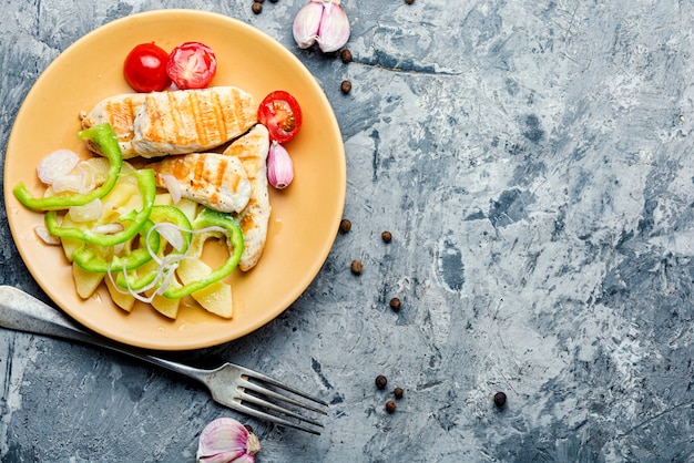 Salade au poulet et légumes