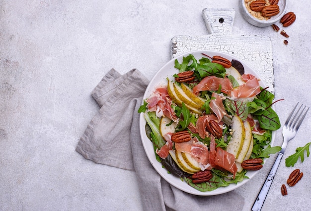 Salade au prosciutto aux poires et aux noix