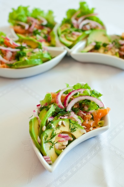 Salade au saumon et à l'avocat