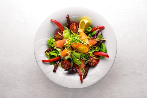 Salade au saumon et légumes frais et herbes Cuisine italienne Vue de dessus Sur fond de bois