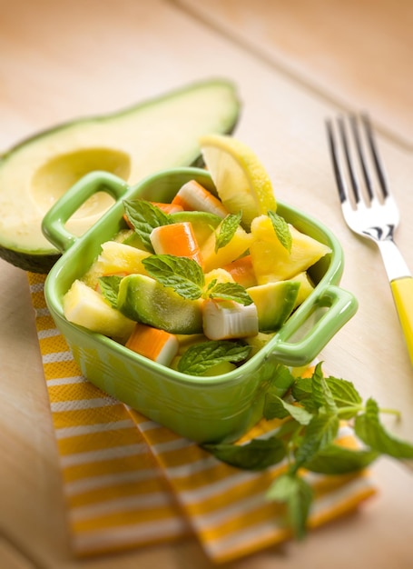 Salade au surimi d'avocat et mise au point sélective d'ananas