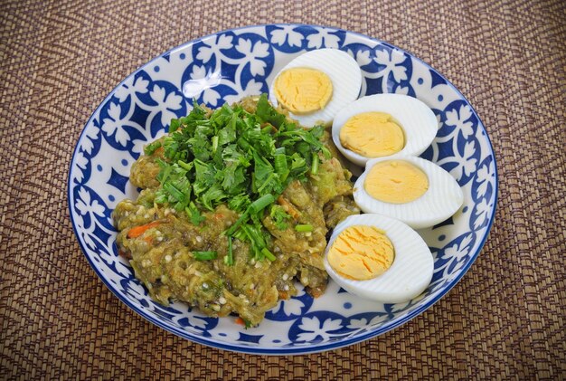 Salade d'aubergines épicées ou TumMakea dans une assiette thaïlandaise célèbre cuisine du nord