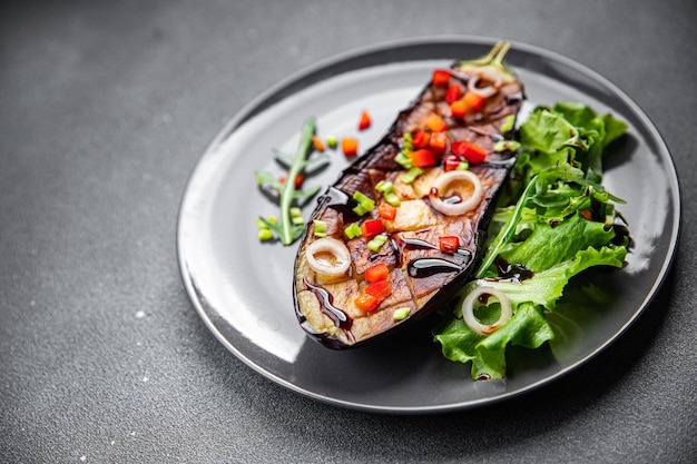 salade d'aubergines feuilles vertes repas de légumes frits collation sur la table copie espace arrière-plan alimentaire