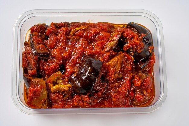 Salade d'aubergines avec tomates, ail et huile d'olive. Apéritif turc et grec.