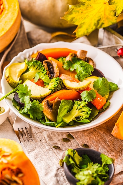 Salade d'automne à la citrouille au four, betterave, courgettes et carottes