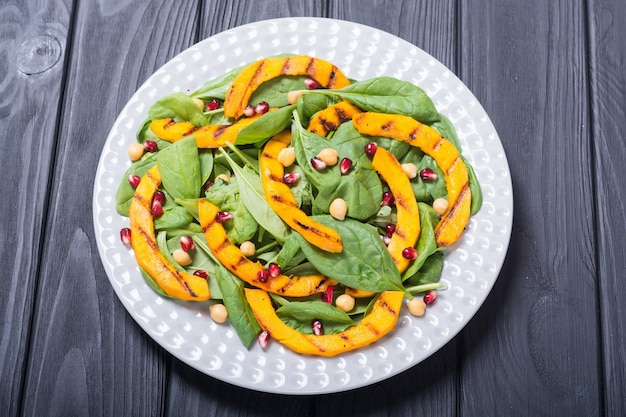 Salade d'automne avec citrouille, épinards, grenade et pois chiches Alimentation végétalienne saine