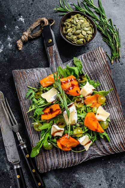 Salade d'automne avec potiron cuit au four et fromage brie