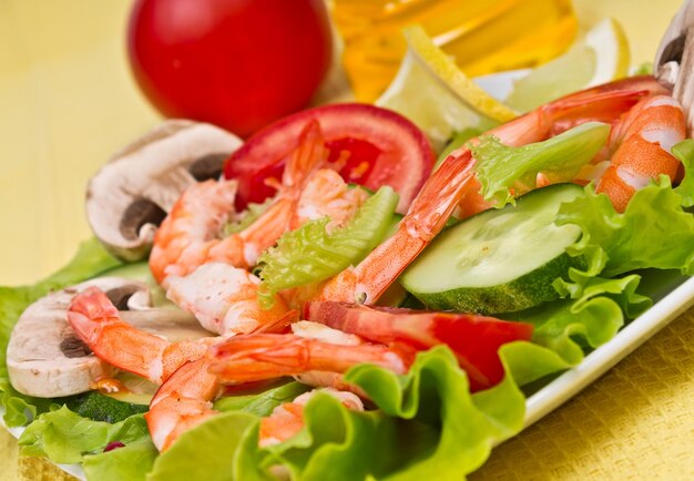 Salade aux crevettes royales et légumes frais