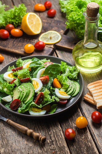 Salade aux épinards avocat tomates dans une assiette Salade végétarienne