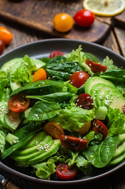 Salade aux épinards avocat tomates dans une assiette Salade végétarienne