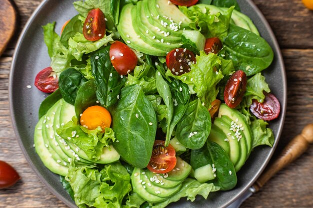 Salade aux épinards avocat tomates dans une assiette Salade végétarienne