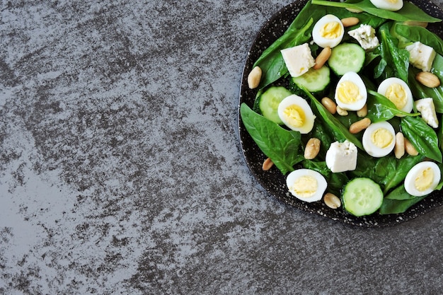 Salade aux épinards œufs de caille et cacahuètes