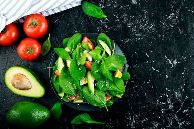 Salade aux feuilles d'avocat et d'épinards. Une bonne nutrition, une demande saine pour la vie.