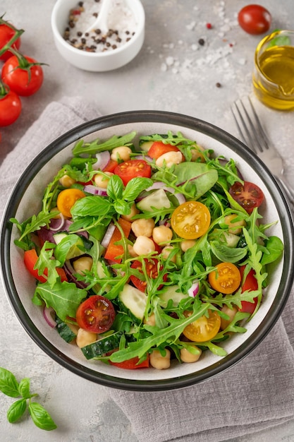 Salade aux feuilles vertes de pois chiches et légumes frais dans un bol Aliments sains Vue de dessus espace de copie